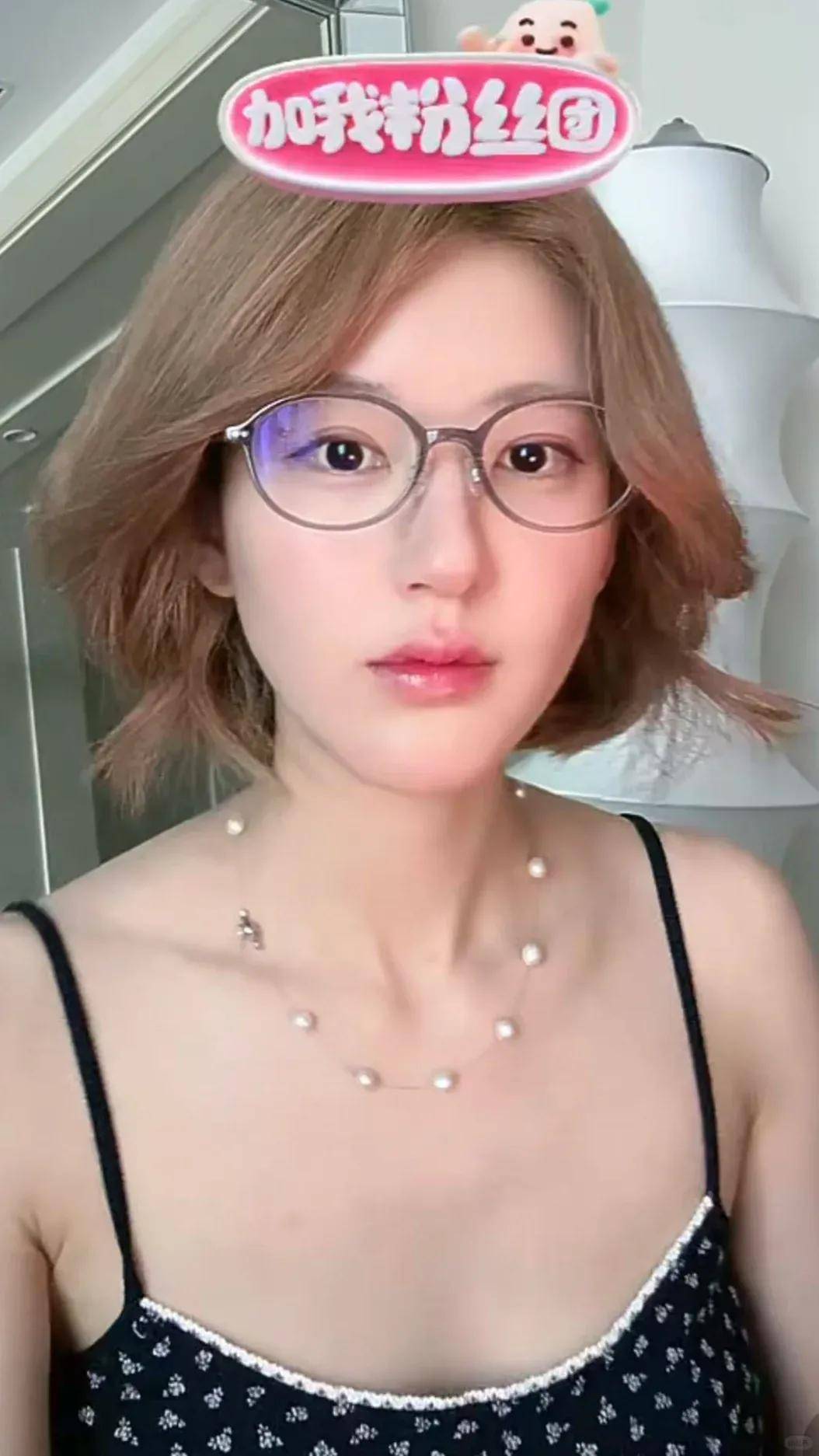 怒撕经纪公司后赵露思开启直播<strong></p>
<p>ba虚拟币</strong>，同款花卷、包包都卖爆