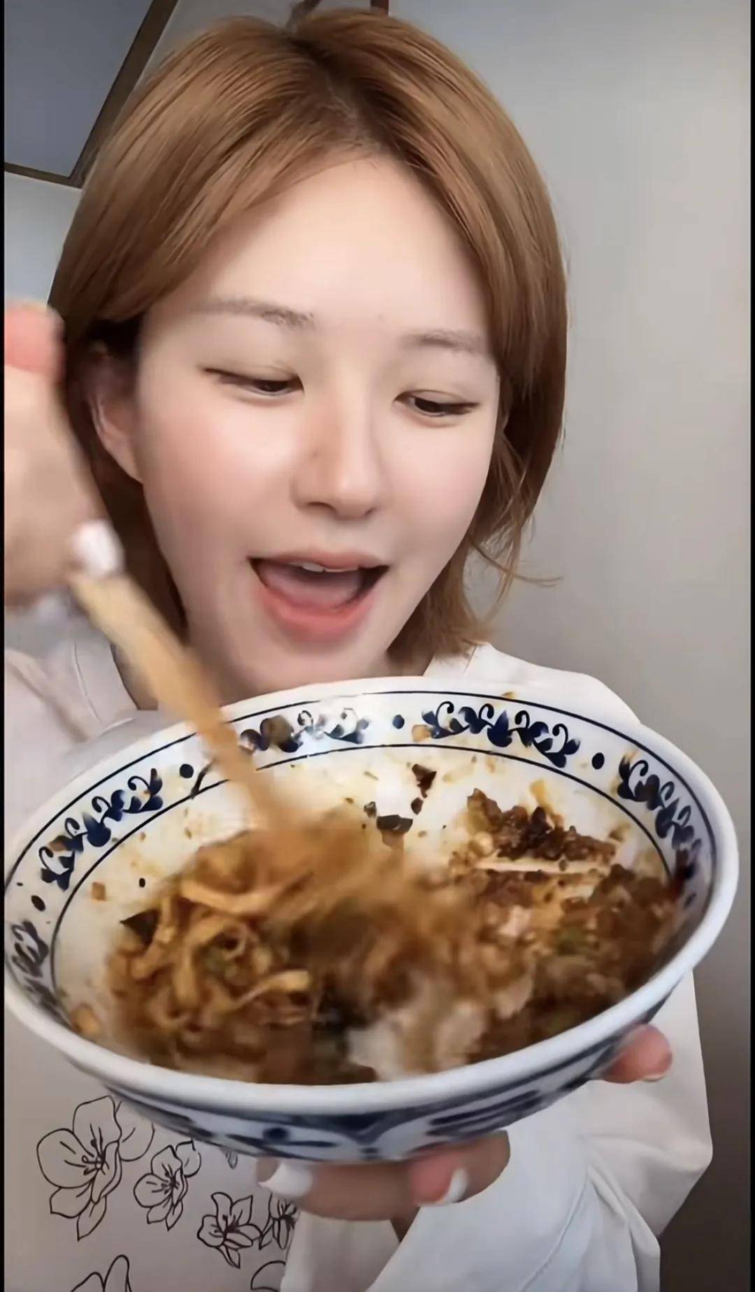 怒撕经纪公司后赵露思开启直播<strong></p>
<p>ba虚拟币</strong>，同款花卷、包包都卖爆