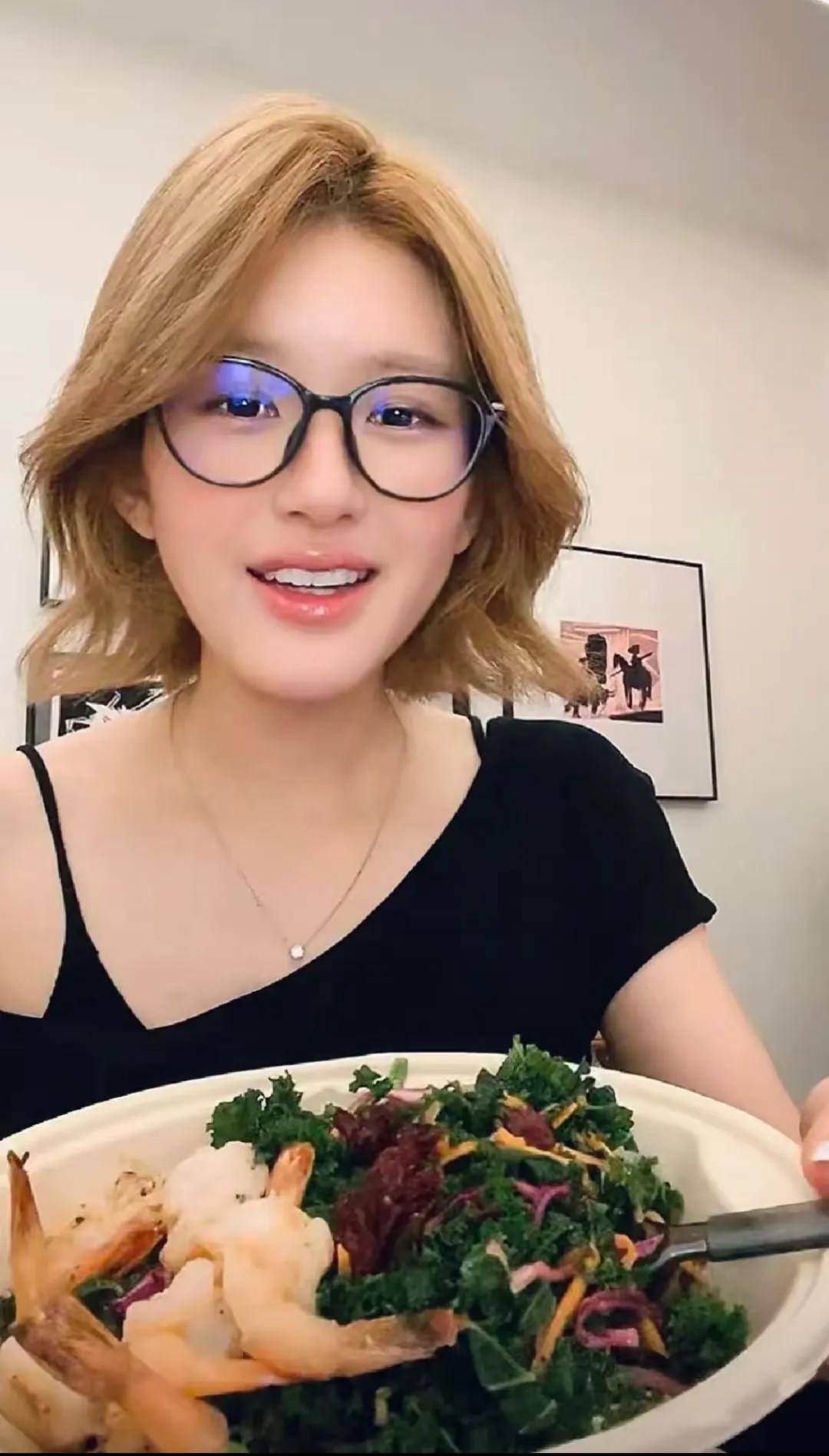 怒撕经纪公司后赵露思开启直播<strong></p>
<p>ba虚拟币</strong>，同款花卷、包包都卖爆