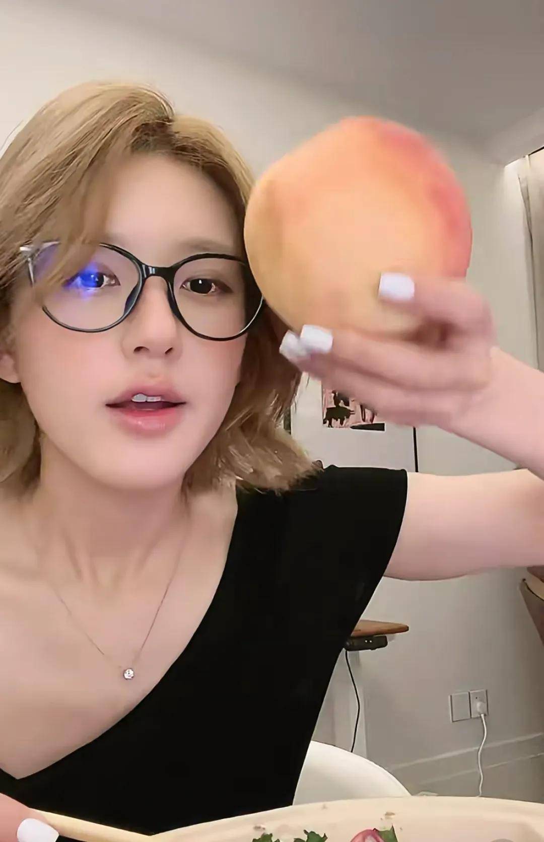 怒撕经纪公司后赵露思开启直播<strong></p>
<p>ba虚拟币</strong>，同款花卷、包包都卖爆