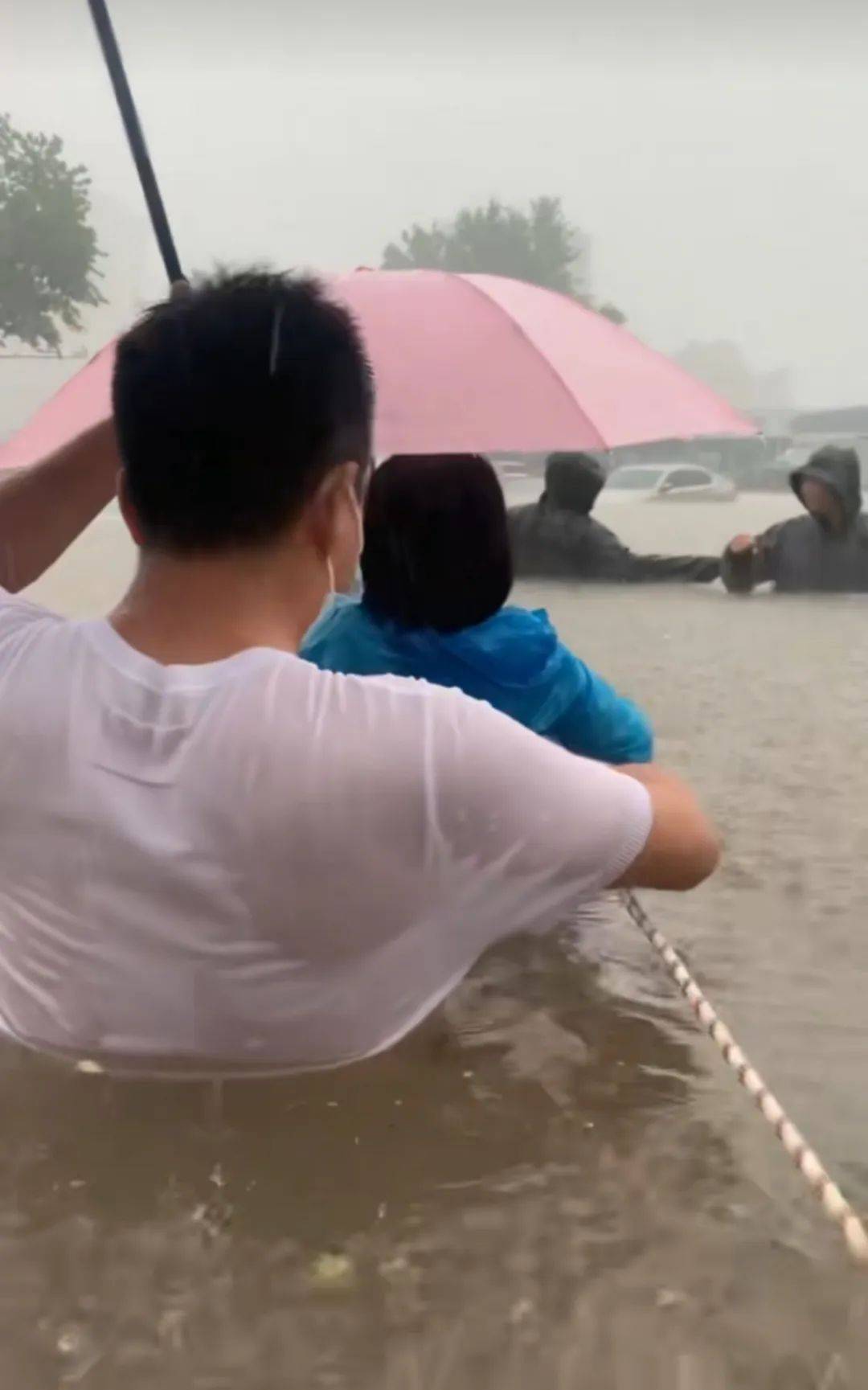 郑州暴雨致京广路隧道被淹<strong></p>
<p>虚拟金刚币</strong>,亲历者:车是飘起来的,很害怕,有人爬梯子离开 2021年也曾淹没多台车辆