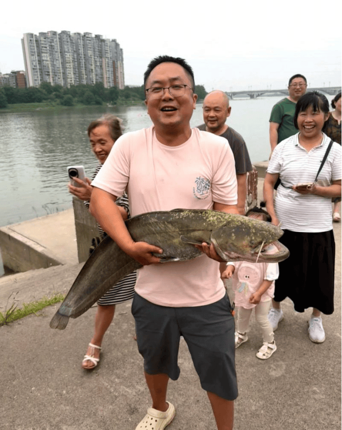 四川一男子钓1米长大鱼后放生<strong></p>
<p>机刷虚拟币</strong>,围观者高呼“卖给我”,回应:钓鱼是为娱乐