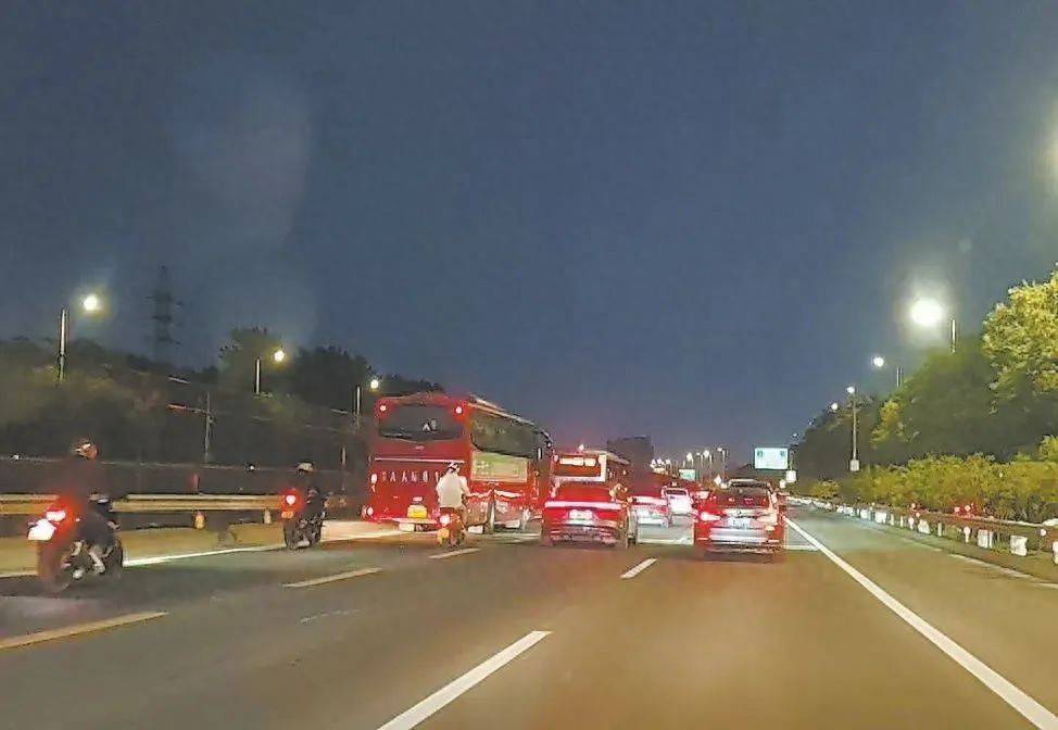 正在严查！京通快速路，半小时18辆摩托车违法行驶