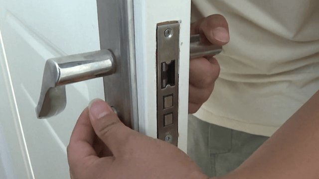 卧室门打不开<strong></p>
<p>机刷虚拟币</strong>，爸爸接了通电话，撬门后发现4岁半儿子从22楼坠落，蜷缩在一楼绿化带……