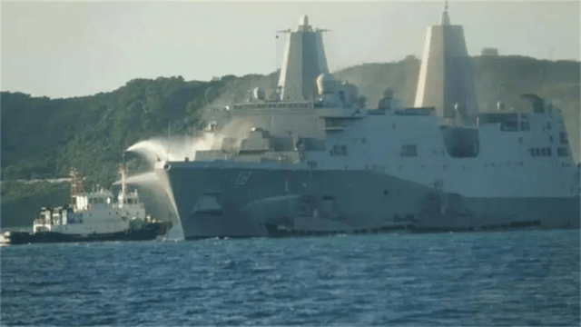 军舰燃烧15小时！美疯狂向日本求救，背后藏着个最不愿说的痛点