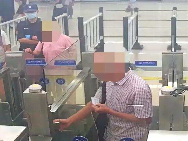 79岁老伯为见其相亲对象“翠花”，将身份证改小10岁 被发现后不忘叮嘱民警“能不能不告诉她”