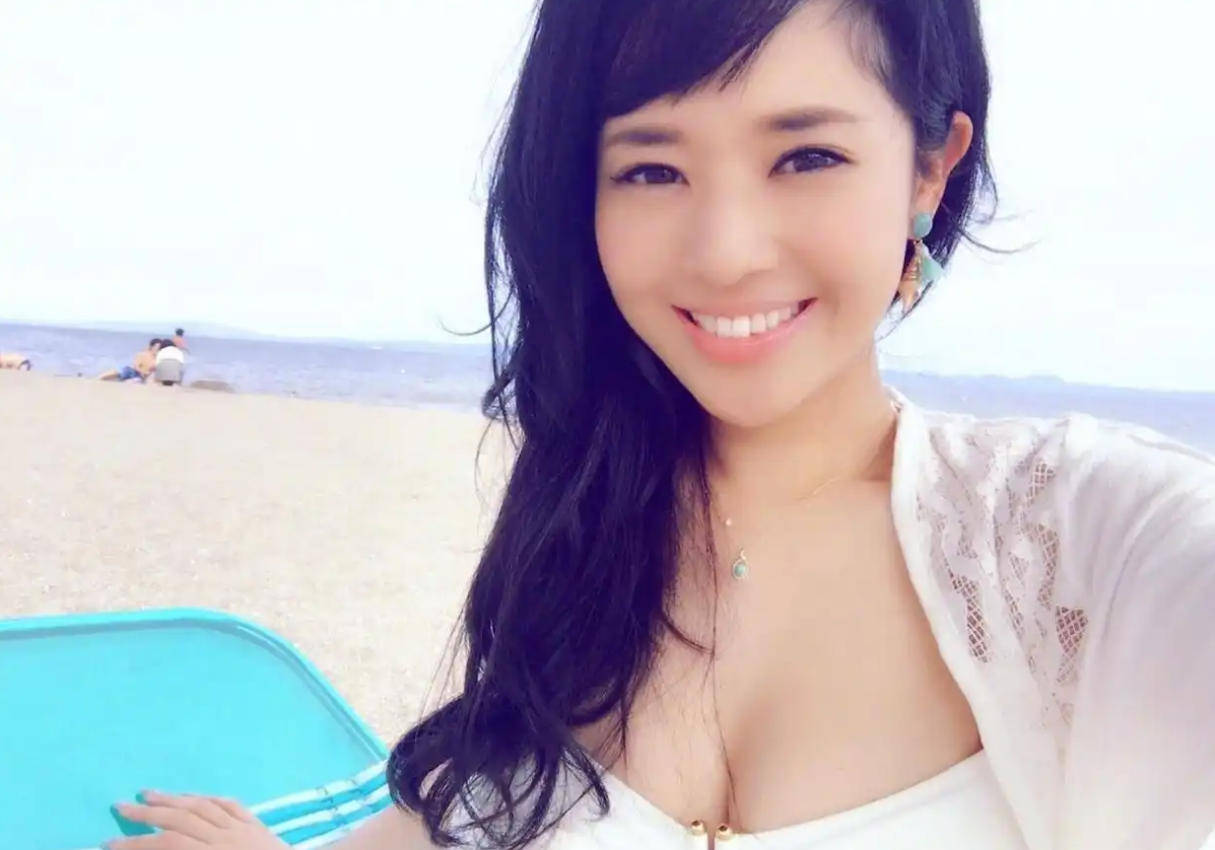 44岁苍井空惊艳亮相香港娱乐场所开幕式<strong></p>
<p>比特币换虚拟货币</strong>,超深V礼服尽显魅力