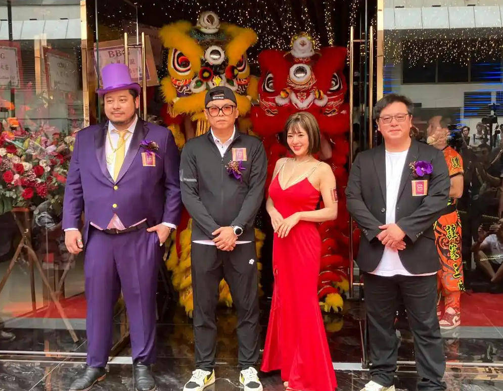 44岁苍井空惊艳亮相香港娱乐场所开幕式<strong></p>
<p>比特币换虚拟货币</strong>,超深V礼服尽显魅力