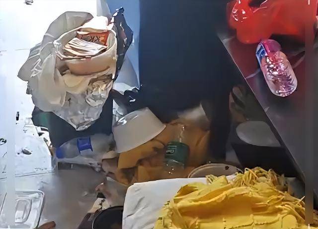 两男生开房住宿留下满床辣条油和避孕套，民宿回应