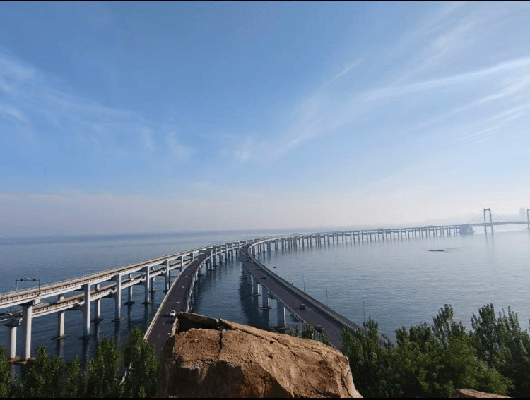 大连一跨海大桥观景台有游客翻栏杆踩空心造景石拍照<strong></p>
<p>比特币换虚拟货币</strong>,当地回应