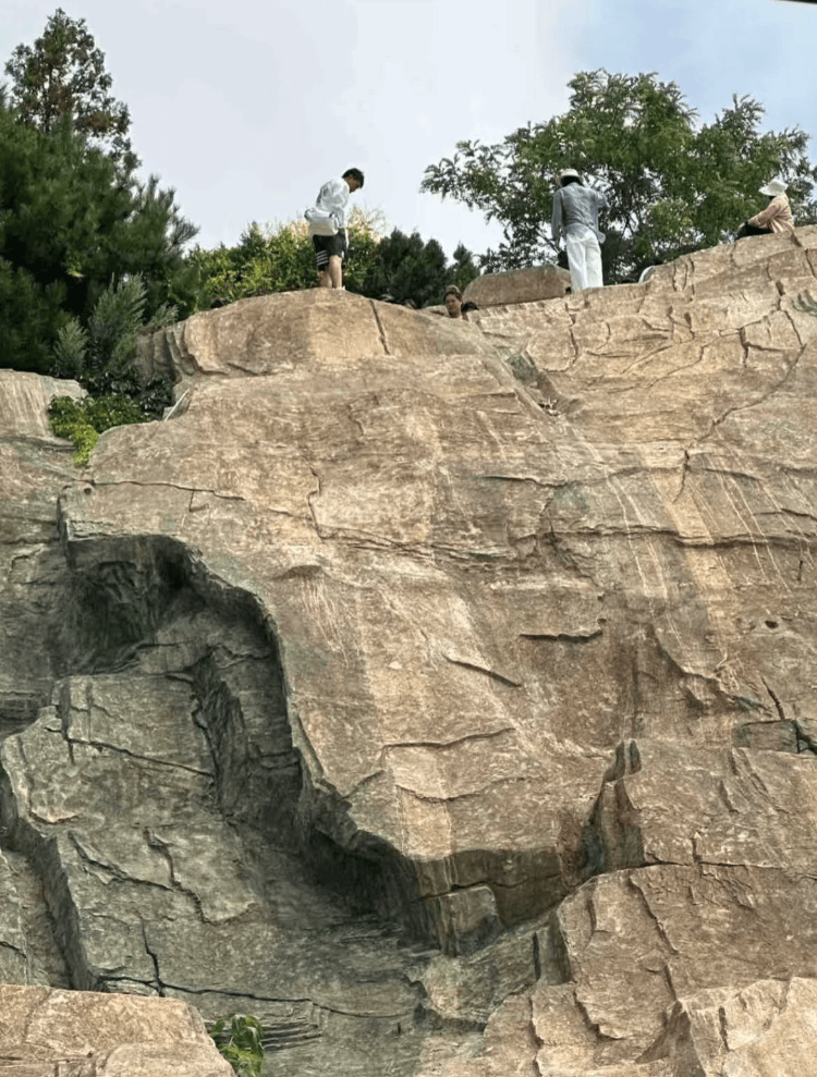 大连一跨海大桥观景台有游客翻栏杆踩空心造景石拍照<strong></p>
<p>比特币换虚拟货币</strong>,当地回应