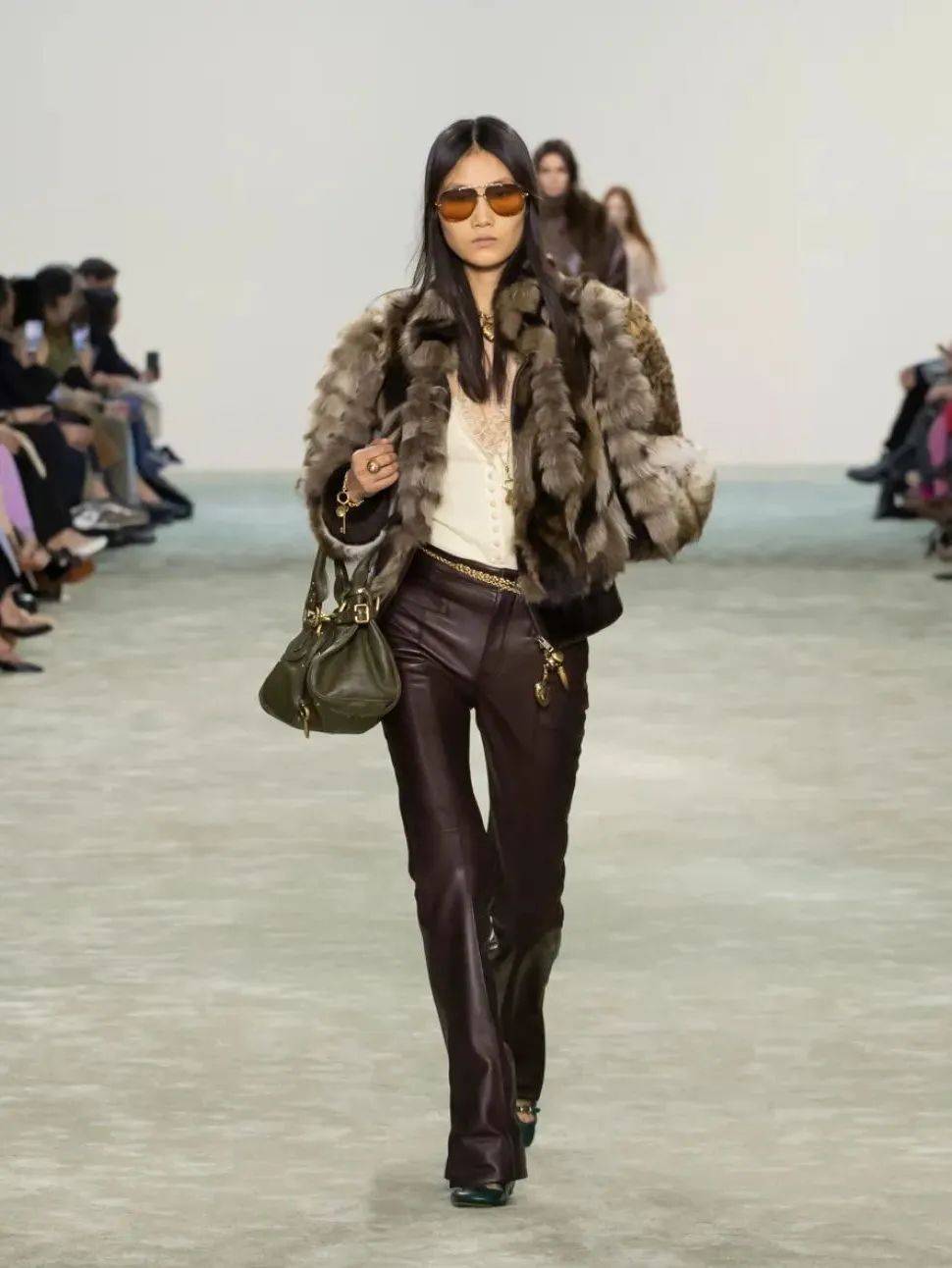 质感女人怎么都在穿这个颜色<strong></p>
<p>比特币换虚拟货币</strong>?