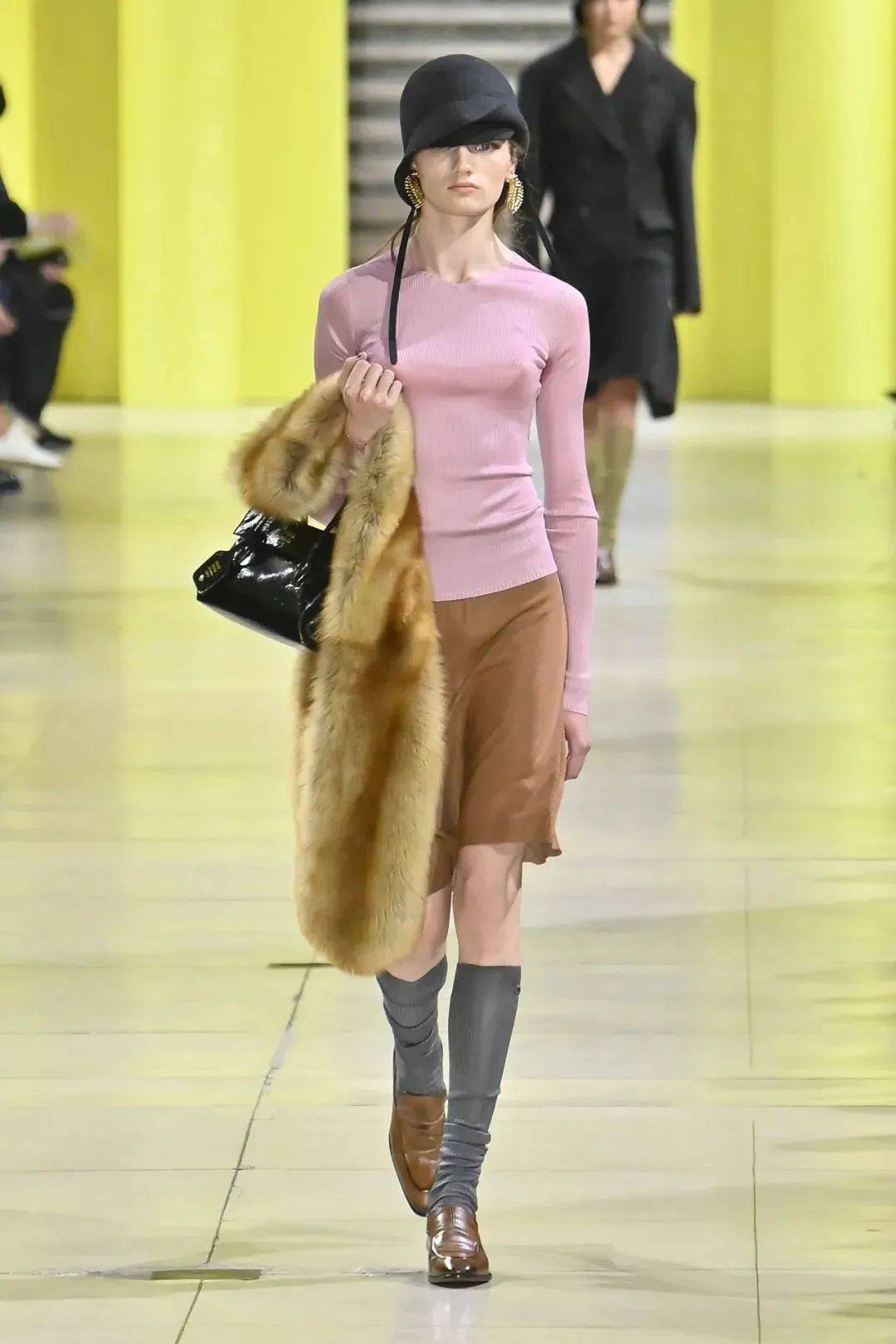 质感女人怎么都在穿这个颜色<strong></p>
<p>比特币换虚拟货币</strong>?