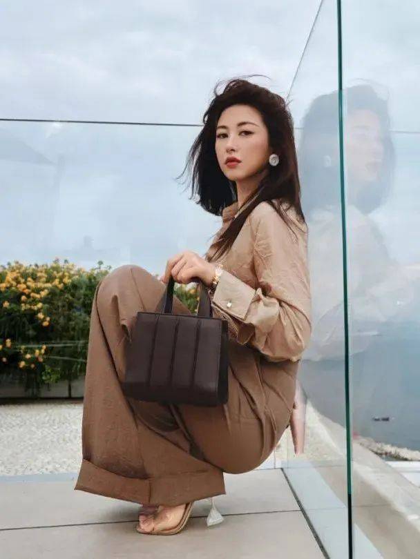 质感女人怎么都在穿这个颜色<strong></p>
<p>比特币换虚拟货币</strong>?