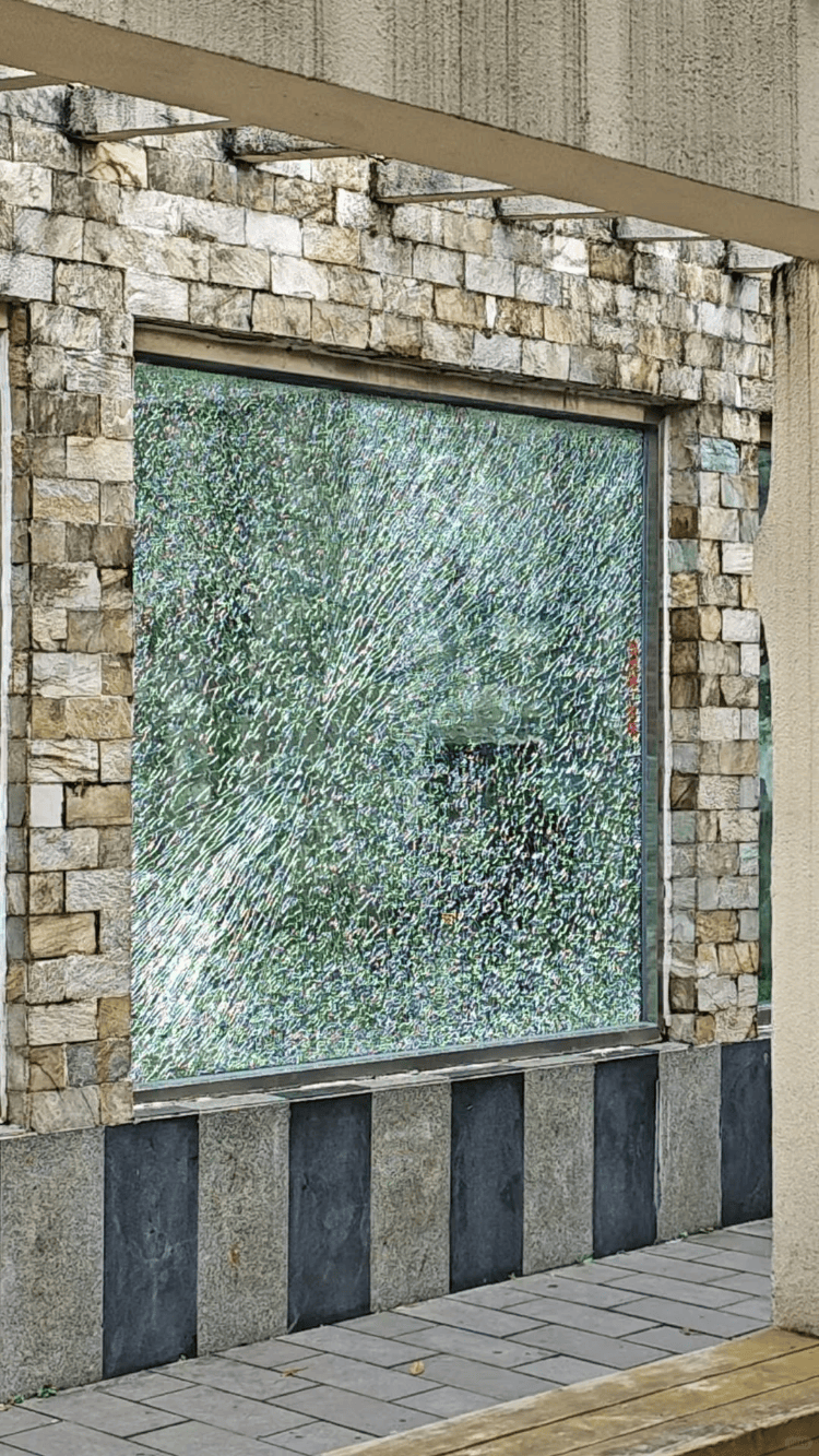 成都动物园山魈“暴走”用石头砸碎馆舍玻璃<strong></p>
<p>虚拟币扫码</strong>,园方:属实,将评估是否移除小石头