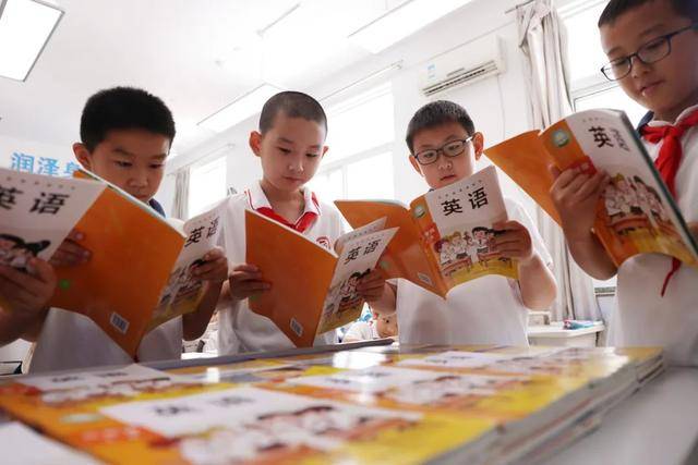 新版英语教材“难出圈”<strong></p>
<p>虚拟币扫码</strong>?三大出版社回应