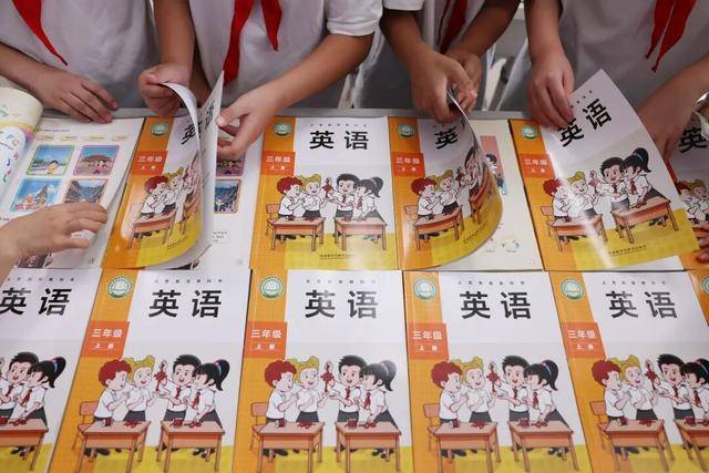 新版英语教材“难出圈”<strong></p>
<p>虚拟币扫码</strong>?三大出版社回应