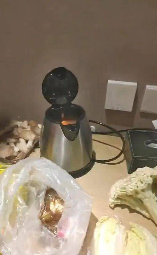 男子在澳门某酒店用水壶煮火锅<strong></p>
<p>DW虚拟币</strong>,负责人:会警告,若损坏需照价赔偿