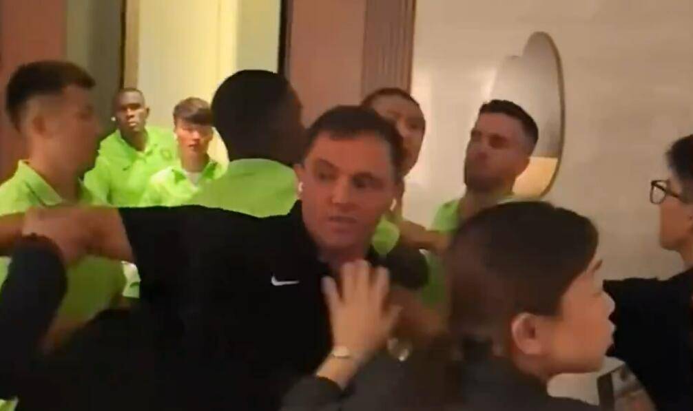 回放王刚张玉宁与国安球迷冲突 冲出电梯愤怒对喷(图)