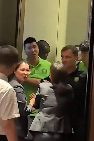 回放王刚张玉宁与国安球迷冲突 冲出电梯愤怒对喷(图)