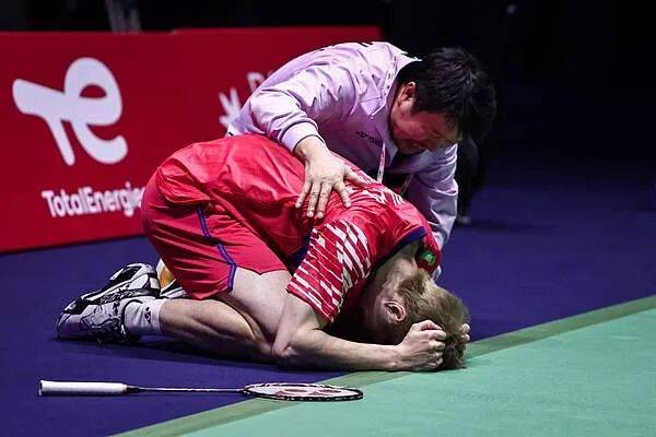 祝贺！石宇奇2比1逆转昆拉武特<strong></p>
<p>DW虚拟币</strong>，获得羽毛球世锦赛男单冠军！