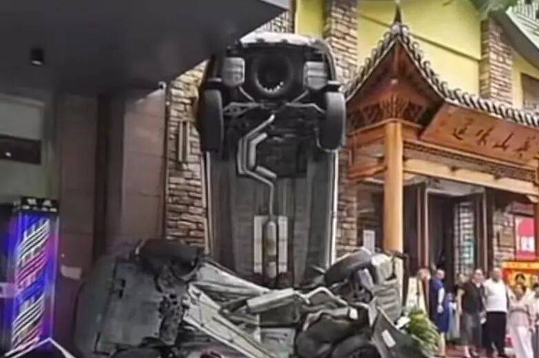 车辆失控驶入路边停车位致1死2伤<strong></p>
<p>DW虚拟币</strong>,警方通报