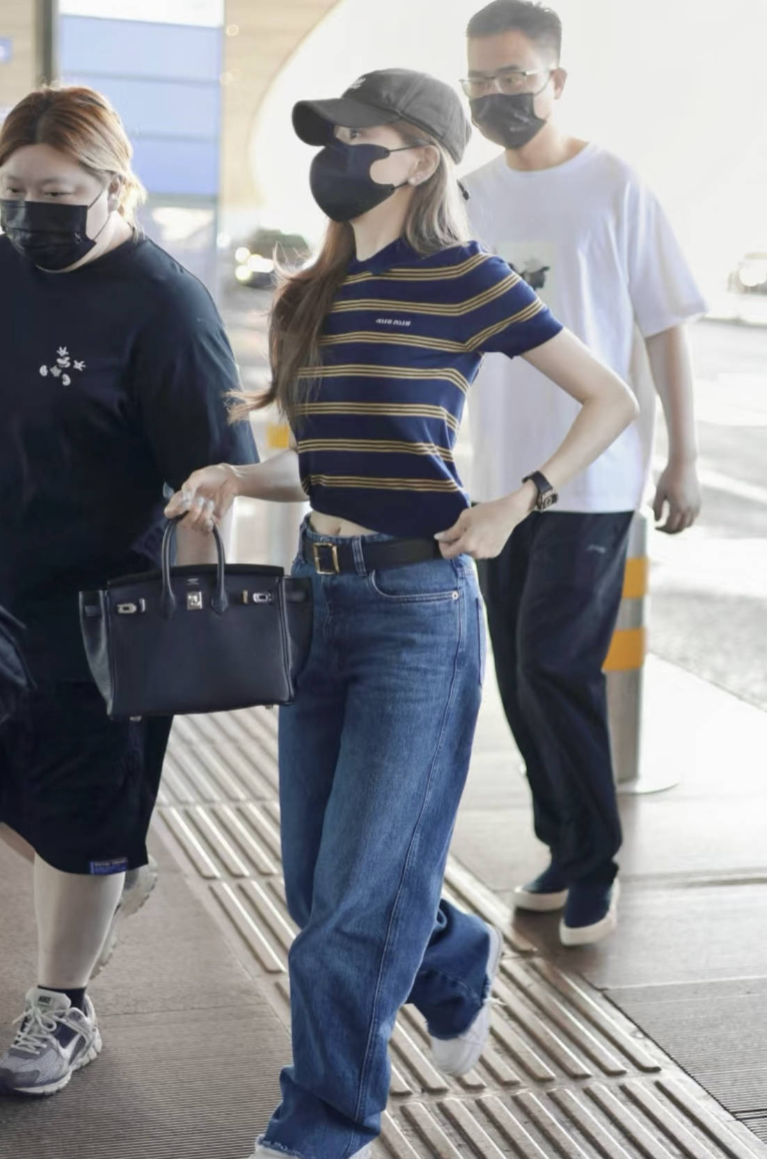 50岁佘诗曼机场街拍秀蛮腰身材绝了<strong></p>
<p>会员虚拟币</strong>！王心凌同样穿法重返18岁