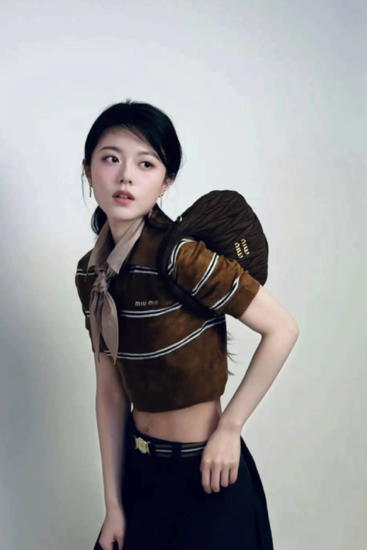 50岁佘诗曼机场街拍秀蛮腰身材绝了<strong></p>
<p>会员虚拟币</strong>！王心凌同样穿法重返18岁