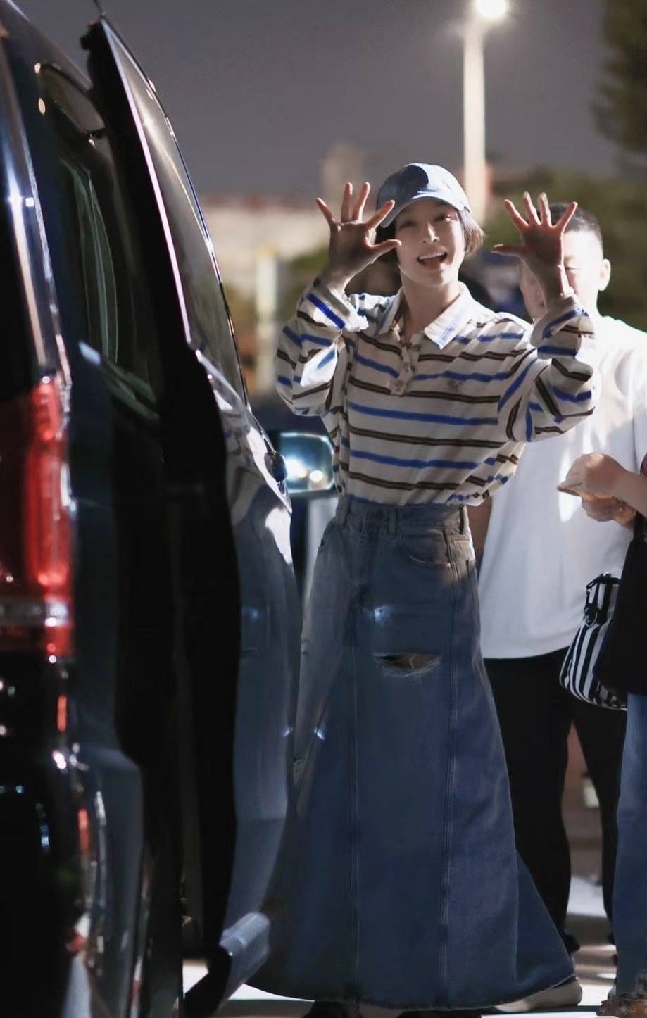 50岁佘诗曼机场街拍秀蛮腰身材绝了<strong></p>
<p>会员虚拟币</strong>！王心凌同样穿法重返18岁