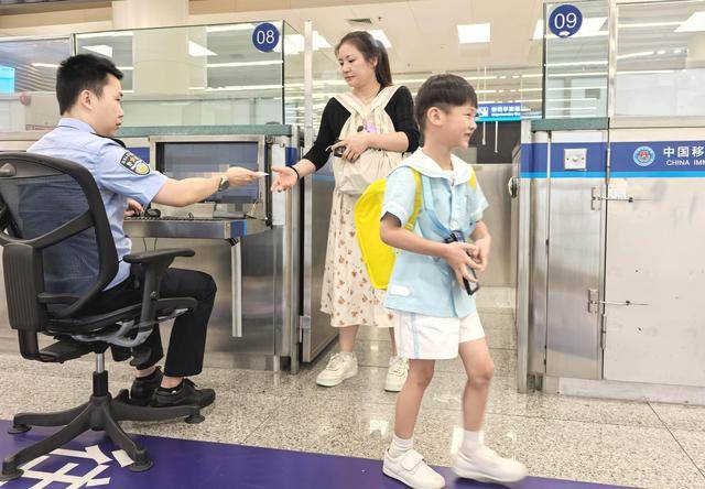 深港跨境学童开学了<strong></p>
<p>会员虚拟币</strong>,刷指纹10秒快捷通关