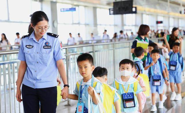 深港跨境学童开学了<strong></p>
<p>会员虚拟币</strong>,刷指纹10秒快捷通关