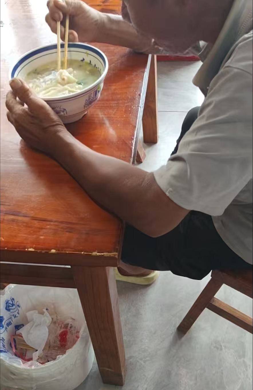 店门口大爷竹筐卖不动<strong></p>
<p>寿司虚拟币</strong>,河南周口面馆老板暖心发视频帮卖,网友隔空下单:我出钱你送人