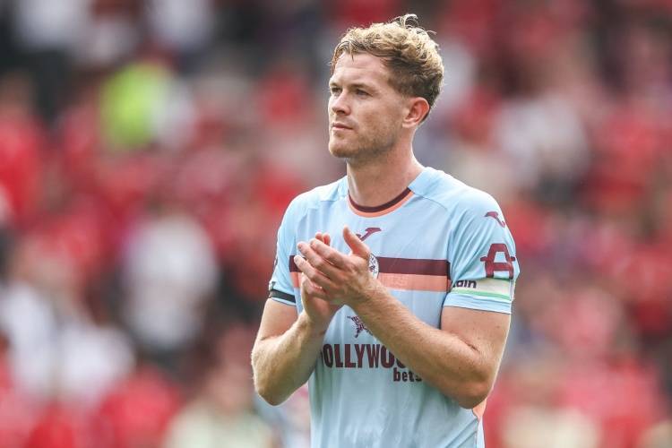 英媒:热刺、利物浦和曼联都在关注布伦特福德队长柯林斯