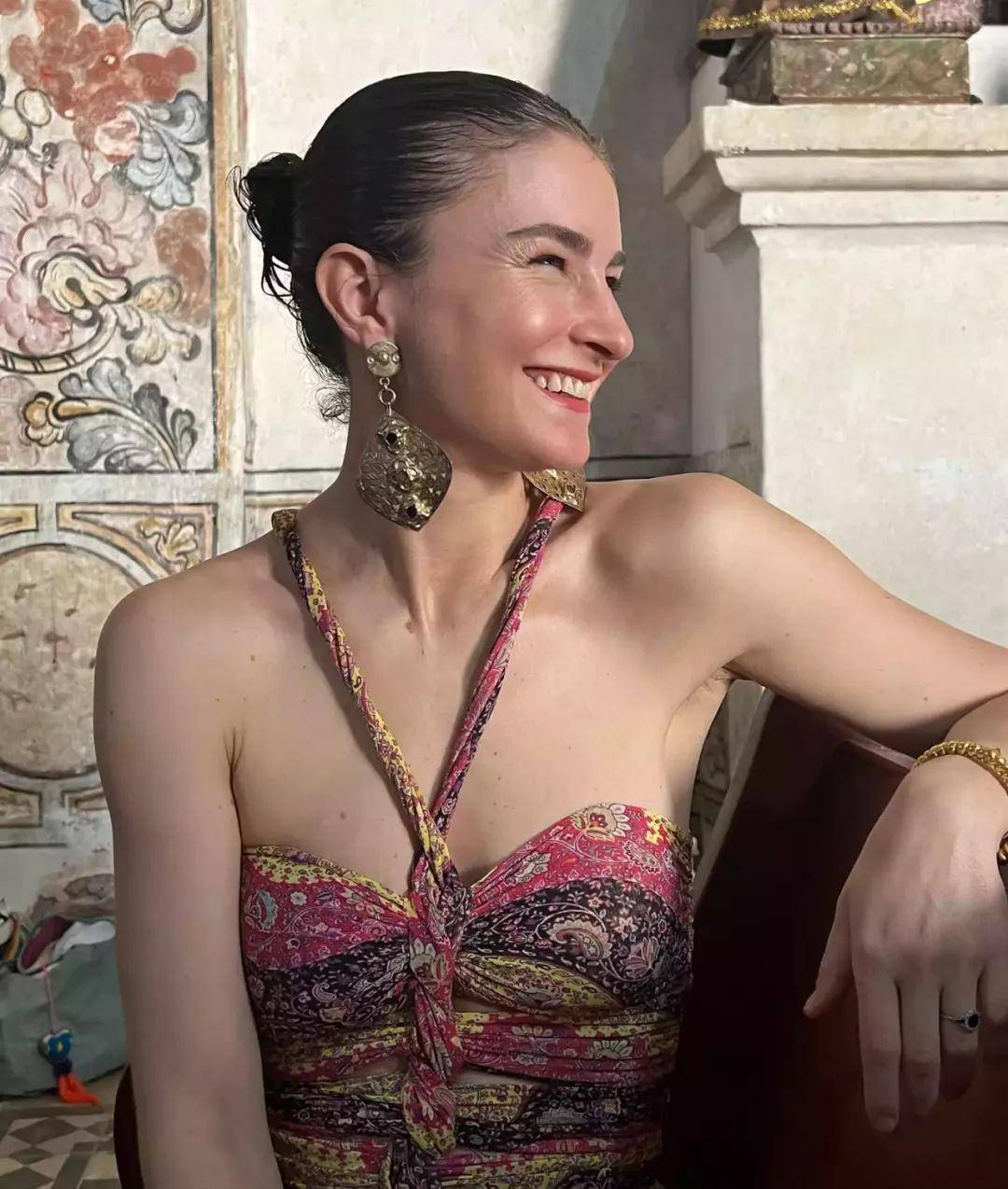 年近四十<strong></p>
<p>寿司虚拟币</strong>，二孩妈妈，不骨感不时髦，却成了女魔头接班人