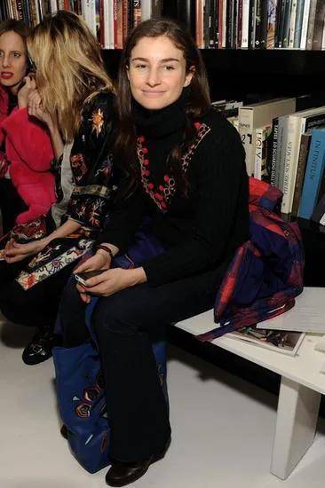 年近四十<strong></p>
<p>寿司虚拟币</strong>，二孩妈妈，不骨感不时髦，却成了女魔头接班人