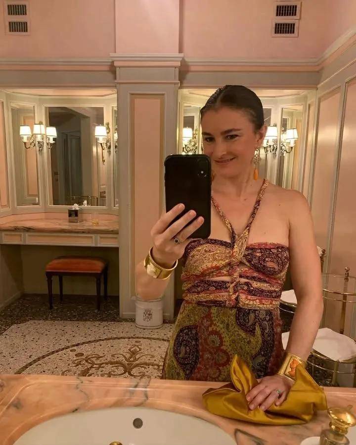 年近四十<strong></p>
<p>寿司虚拟币</strong>，二孩妈妈，不骨感不时髦，却成了女魔头接班人