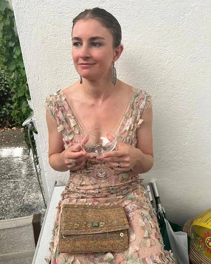 年近四十<strong></p>
<p>寿司虚拟币</strong>，二孩妈妈，不骨感不时髦，却成了女魔头接班人