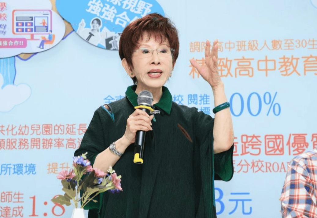 台当局失策了，阅兵刚开幕就决定了战局走向，洪秀柱站的位置不一般