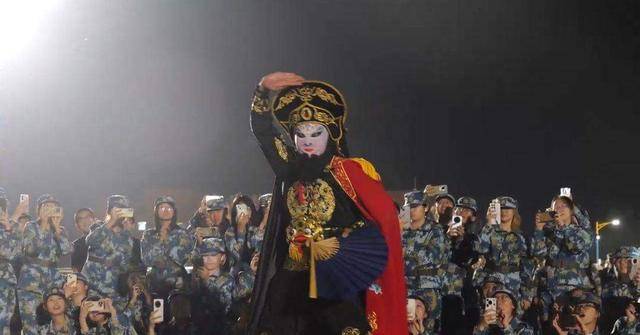 兰州大学军训期间大一女生表演川剧吐火<strong></p>
<p>虚拟币封卡</strong>，校方：学生来自东北，因个人爱好自学