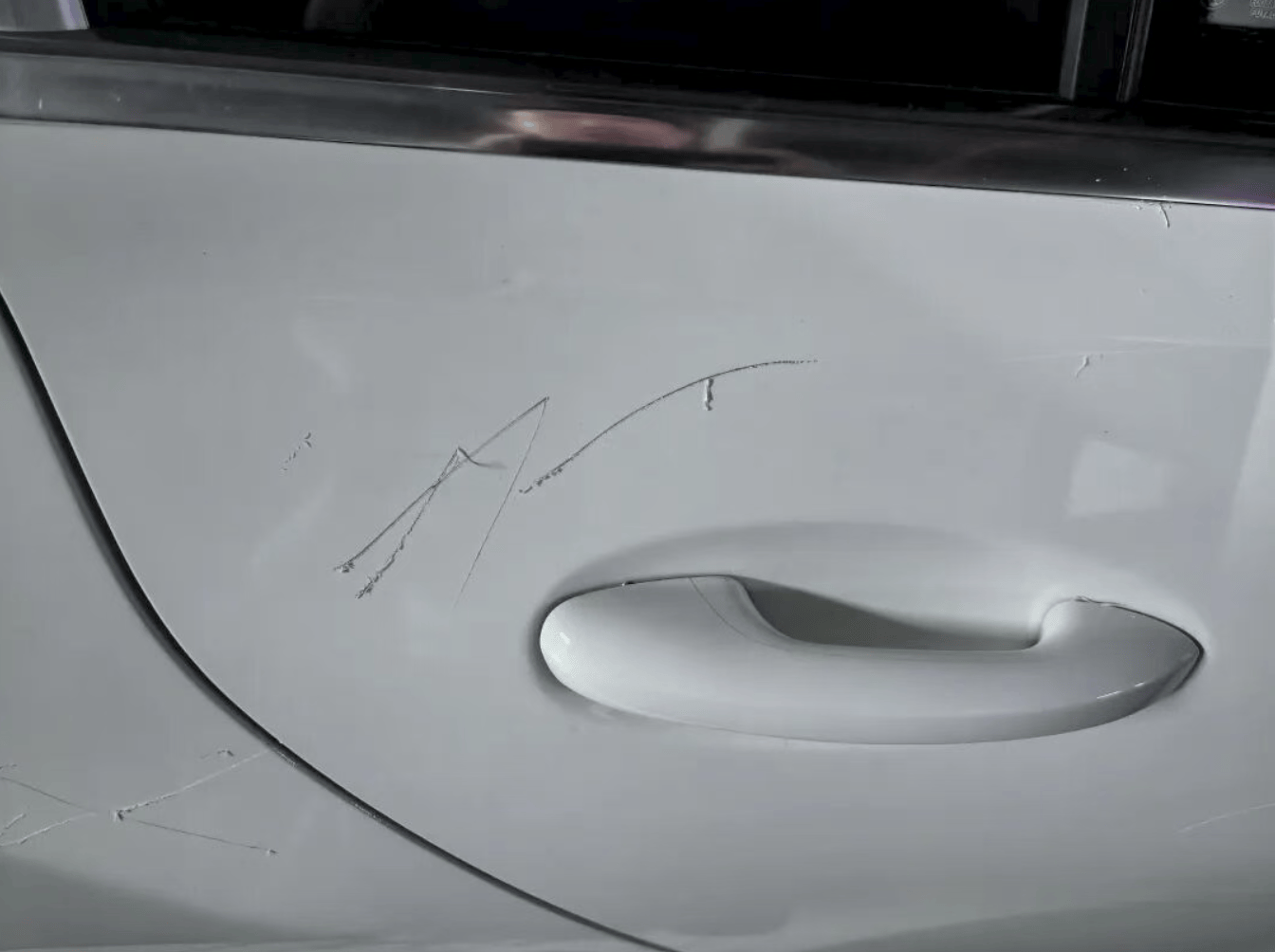 女子用铁片将邻居奔驰车划开数个口子<strong></p>
<p>虚拟币封卡</strong>，被采取刑事强制措施 双方曾因车门磕碰发生口角