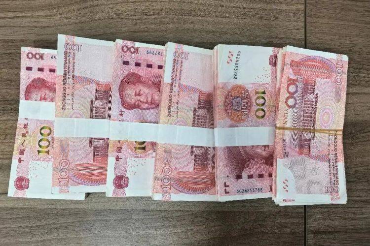 路边发现可疑包裹<strong></p>
<p>转错虚拟币</strong>，一男子鬼鬼祟祟……民警打开后惊呆了