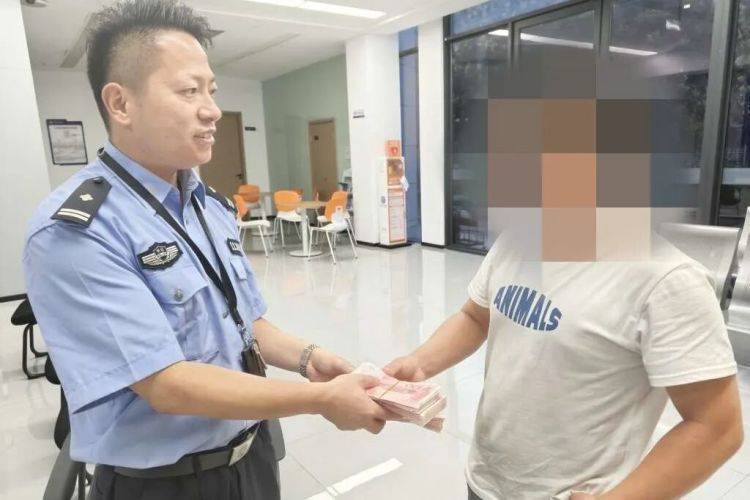 路边发现可疑包裹<strong></p>
<p>转错虚拟币</strong>，一男子鬼鬼祟祟……民警打开后惊呆了