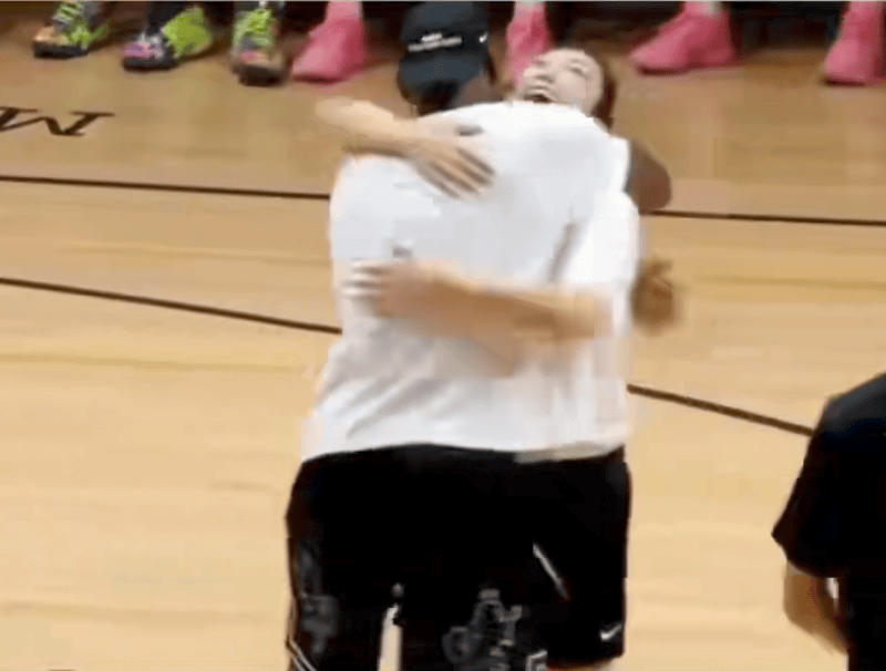 1米82的李梦与詹姆斯拥抱<strong></p>
<p>转错虚拟币</strong>,两人合做经典动作!网友:这波追星太成功