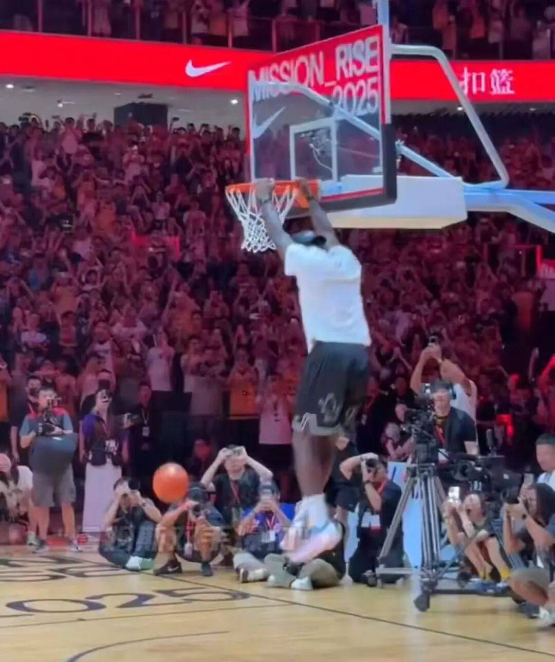 1米82的李梦与詹姆斯拥抱<strong></p>
<p>转错虚拟币</strong>,两人合做经典动作!网友:这波追星太成功