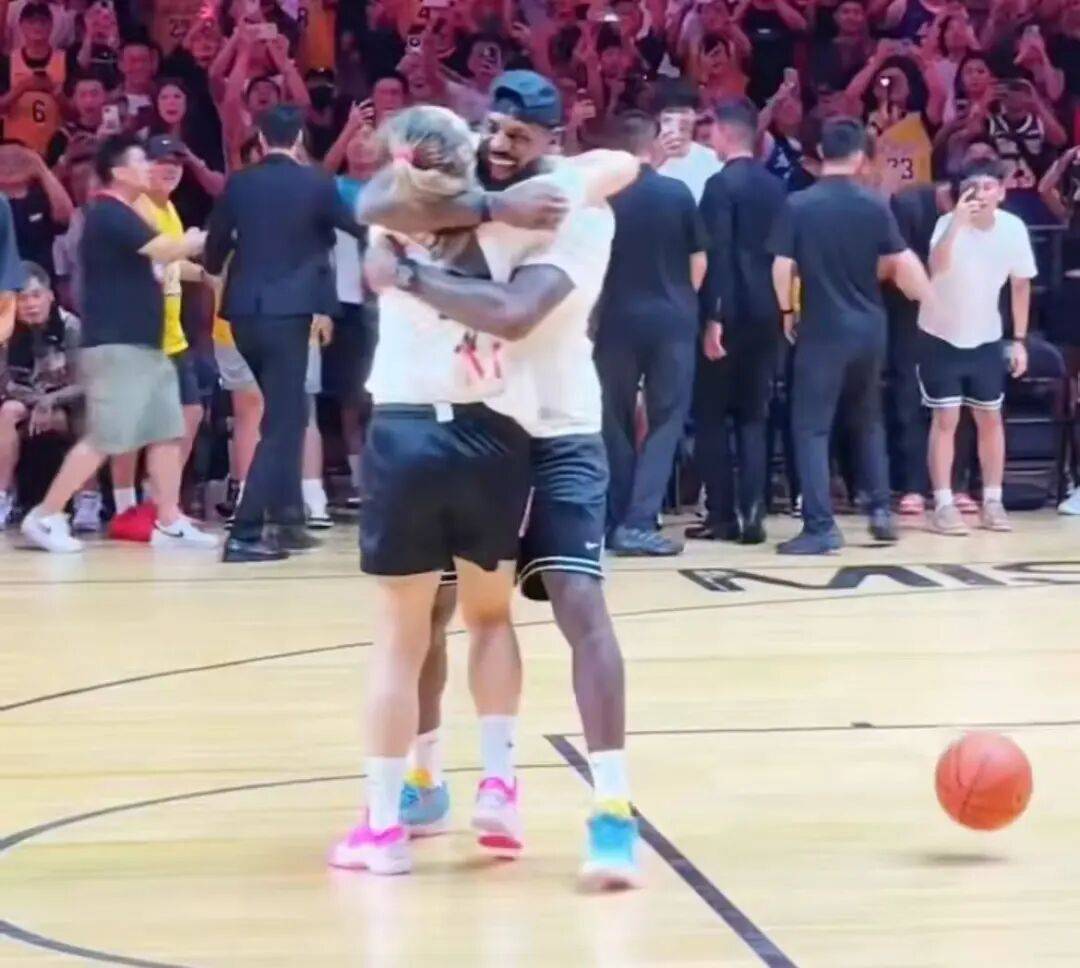 1米82的李梦与詹姆斯拥抱<strong></p>
<p>转错虚拟币</strong>,两人合做经典动作!网友:这波追星太成功