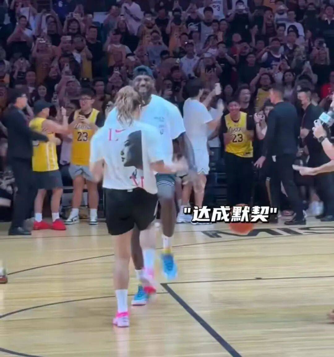 1米82的李梦与詹姆斯拥抱<strong></p>
<p>转错虚拟币</strong>,两人合做经典动作!网友:这波追星太成功