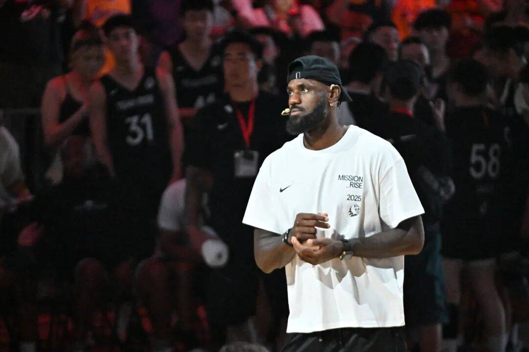 1米82的李梦与詹姆斯拥抱<strong></p>
<p>转错虚拟币</strong>,两人合做经典动作!网友:这波追星太成功