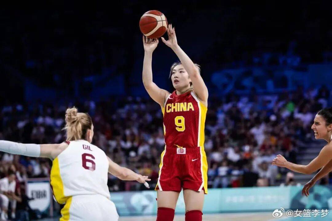 1米82的李梦与詹姆斯拥抱<strong></p>
<p>转错虚拟币</strong>,两人合做经典动作!网友:这波追星太成功