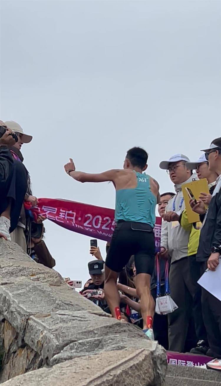 “你登上山顶，我还没到售票处”，泰山国际登山赛一男子59分52秒夺冠，18年前他创下的56分22秒纪录至今无人打破