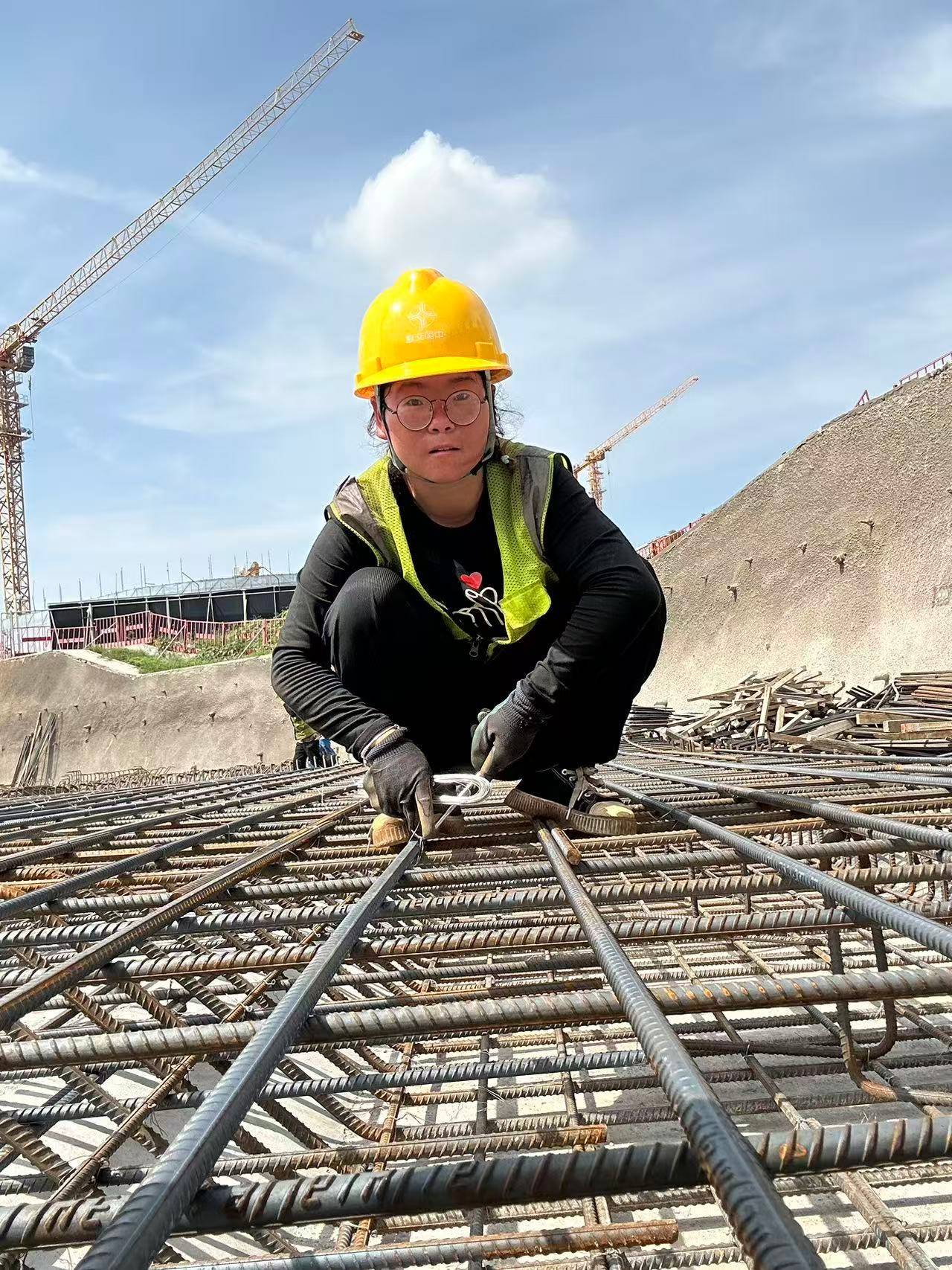 00后女孩工地绑钢筋5年成家里经济支柱:汗水流进眼睛特别疼<strong></p>
<p>币泰虚拟币</strong>,工友让我干轻松的活